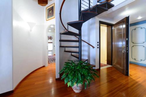 una escalera en una sala de estar con una maceta en Mini Suite Deluxe Isola di Mezzo en Treviso