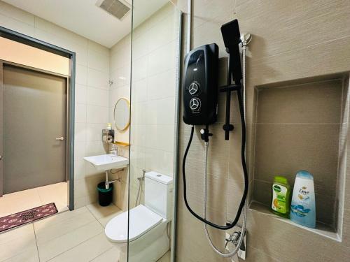 La salle de bains est pourvue d'une douche, de toilettes et d'une télévision. dans l'établissement Peachy Poolview Paradise @ Paradigm Mall *10-12pax, à Johor Bahru