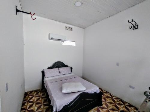 SAN SENDERISMO ROOM في ماركويتا: غرفة صغيرة مع سرير في الزاوية