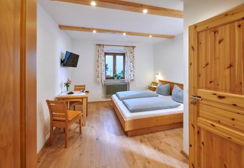 Ein Bett oder Betten in einem Zimmer der Unterkunft Urlaubsbauernhof Kirchmaier