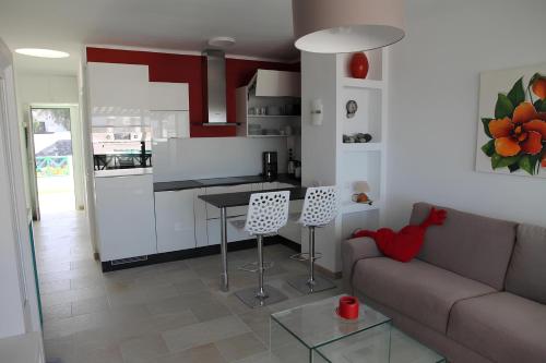 salon z kanapą i kuchnią w obiekcie Bonito apartamento cerca la playa w mieście San Bartolomé