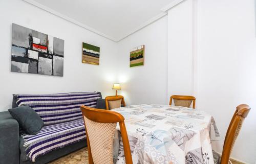 jadalnia ze stołem i kanapą w obiekcie ALEGRIA ID110 w mieście Torrevieja