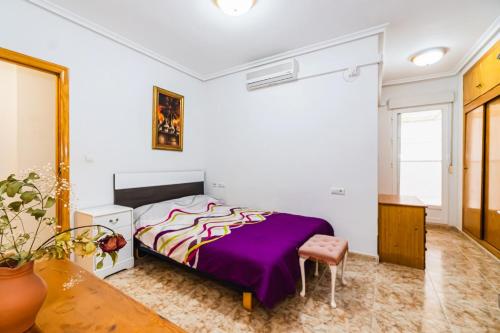 - une chambre avec un lit et une table dans l'établissement ALEGRIA ID110, à Torrevieja