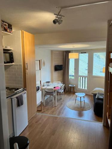 un salon avec une cuisine et une salle à manger dans l'établissement Studio centre vue montagne SNOW AVORIAZ, à Morzine