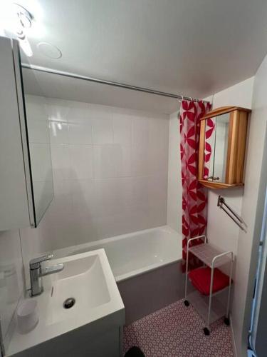 une petite salle de bain avec un lavabo et une douche dans l'établissement Studio centre vue montagne SNOW AVORIAZ, à Morzine