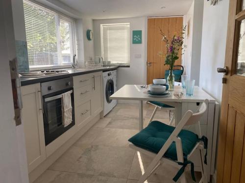 Bijou flat for two in rural Anglesey. tesisinde mutfak veya mini mutfak