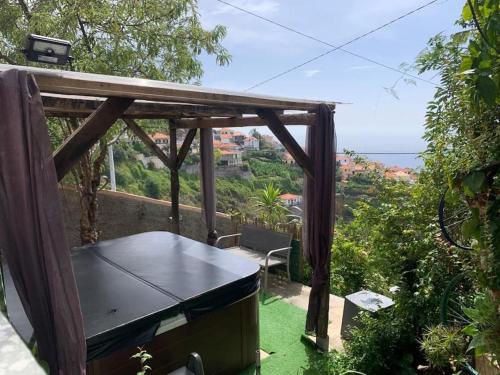 フンシャルにあるGranny House Madeiraの海の景色を望むバルコニー(テーブル付)