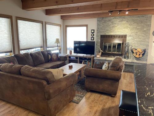 - un salon avec deux canapés et une cheminée dans l'établissement Rustic-Contemporary 3Br With Great Views Condo, à Crested Butte