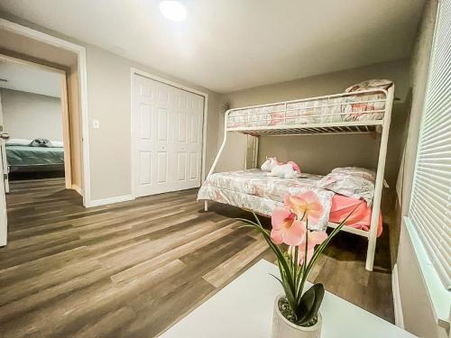 Giường tầng trong phòng chung tại L1 · Serenity Comfort near Lakeland Airport.Golf Club