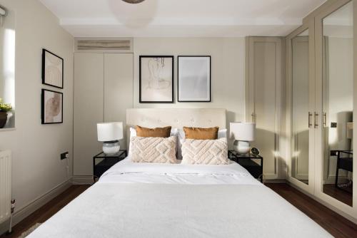 Un pat sau paturi într-o cameră la The Marylebone Escape - Lovely 1BDR Flat