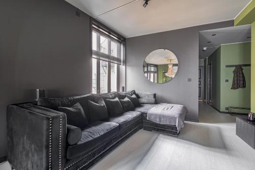 un soggiorno con divano e specchio di Casa Deluxe a Bergen