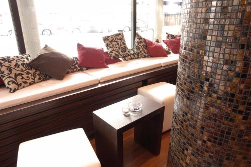 a row of pillows sitting on a bench in a room at Smartcity Designhotel in Hannover