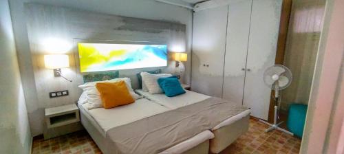 Een bed of bedden in een kamer bij Patalavaca Front Beach
