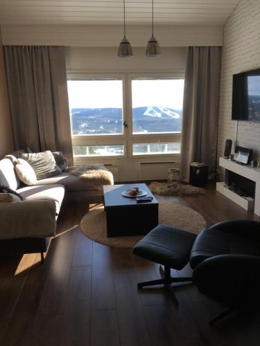 索特的住宿－Peipon pesä，带沙发和大窗户的客厅