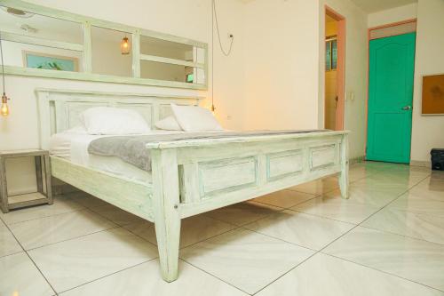 La Brisa Loca Hostel tesisinde bir odada yatak veya yataklar