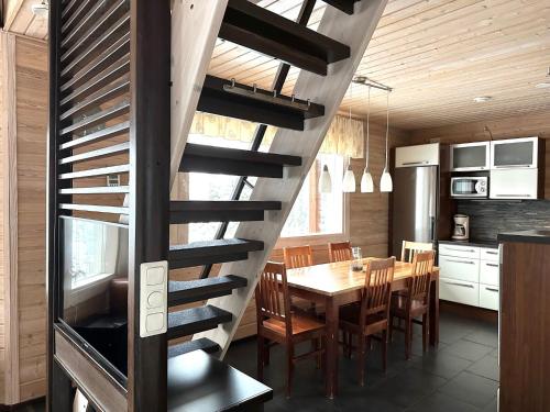 een keuken en eetkamer met een wenteltrap in een huis bij Hietavilla Aurora in Ruka