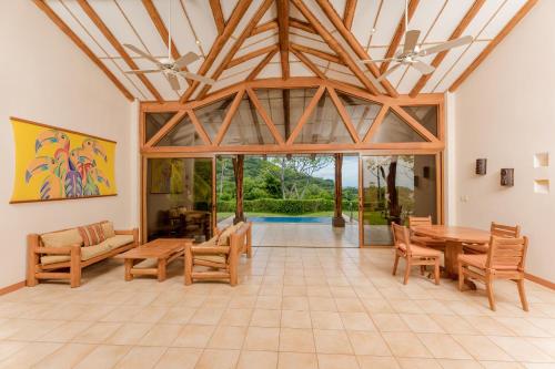 sala de estar de planta abierta con mesa y sillas en Two Bedroom Villa - Tamarindo, en Islita