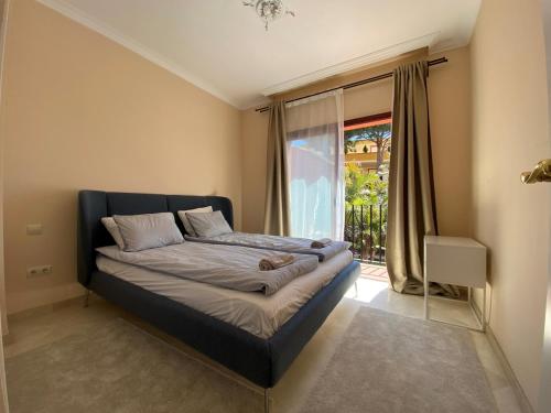 Elviria Paradiso Apartment tesisinde bir odada yatak veya yataklar
