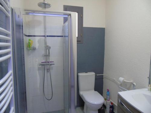 uma casa de banho com um chuveiro, um WC e um lavatório. em Appartement Modane, 3 pièces, 6 personnes - FR-1-561-110 em Modane