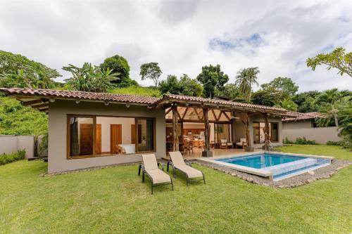 une image d'une villa avec une piscine dans l'établissement Two Bedroom Villa - Higueron, à Islita