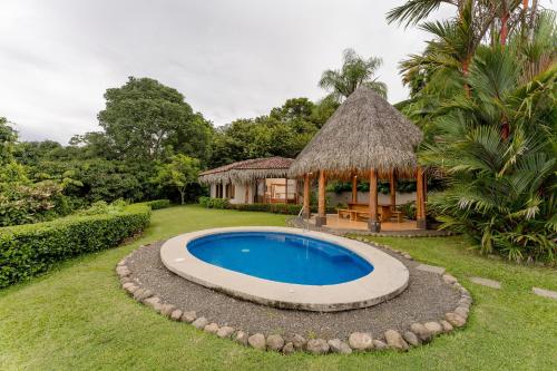 ein Resort mit einem Pool und einem Pavillon in der Unterkunft Three Bedroom Villa - Jacaranda in Islita