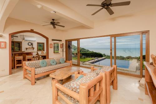 sala de estar con vistas al océano en Three Bedroom Villa - Bouganvilla, en Islita