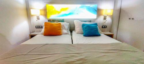 Een bed of bedden in een kamer bij Patalavaca Front Beach