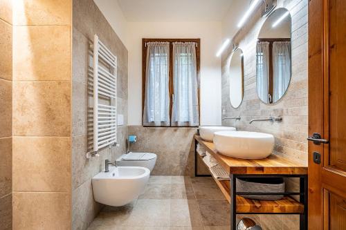 a bathroom with two sinks and two toilets at Agriturismo Cesani in San Gimignano