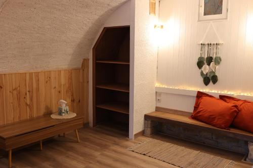 Habitación con banco y estante para libros en Studio des mésanges, en Saint-Laurent-la-Roche