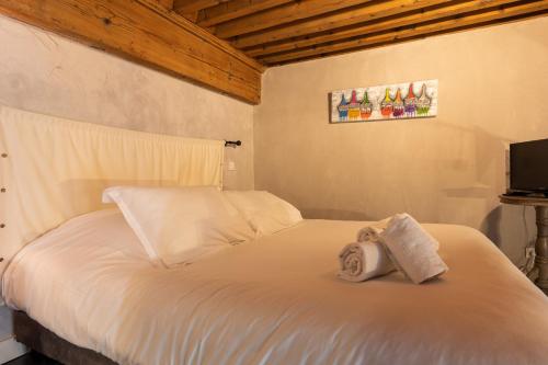 une chambre avec un lit blanc avec des serviettes dessus dans l'établissement DIFY Tour Rose, à Lyon