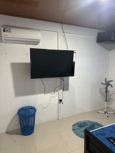 una TV a schermo piatto appesa a un muro di Casas Rojas a Puerto Viejo