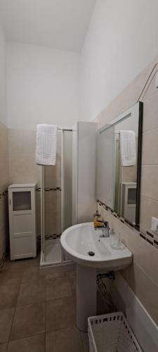biała łazienka z umywalką i prysznicem w obiekcie Piazza La Veneta New very close to the Center University and HSOrsola w Bolonii
