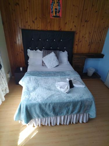 The Bliss guest house tesisinde bir odada yatak veya yataklar