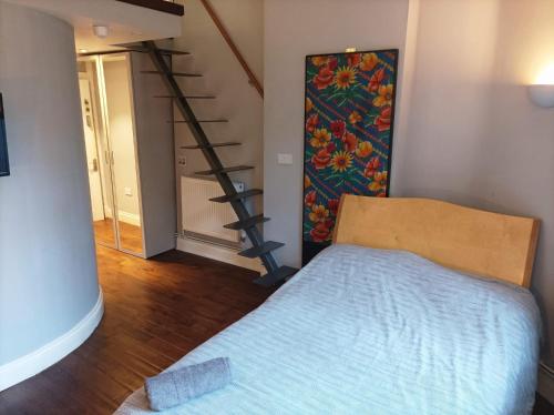 a bedroom with a bed and a painting on the wall at Self-contained Studio in Central London property Unit 4 in London