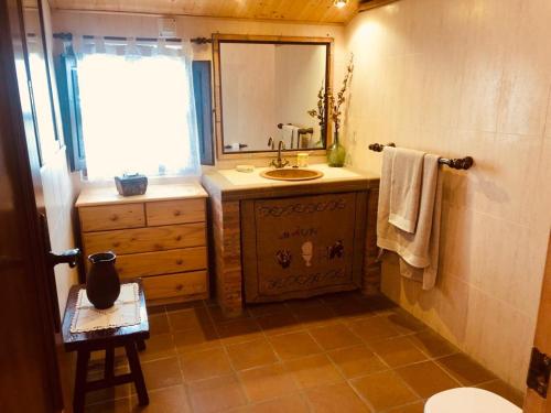 bagno con lavandino e specchio di Vivienda turística LA CAPE a Segura de la Sierra
