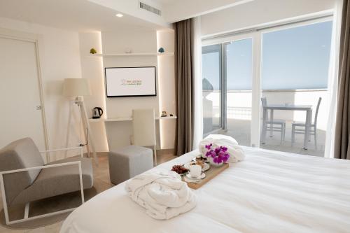 una habitación de hotel con una cama con flores. en San Lorenzo Boutique Hotel & SPA, en Polignano a Mare