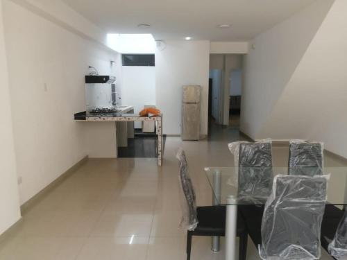 eine Küche und ein Esszimmer mit einem Tisch und Stühlen in der Unterkunft Barrio Particular in Talara