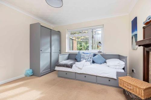 Ένα ή περισσότερα κρεβάτια σε δωμάτιο στο BOURNECOAST: House in Mudeford with garden -HB6277