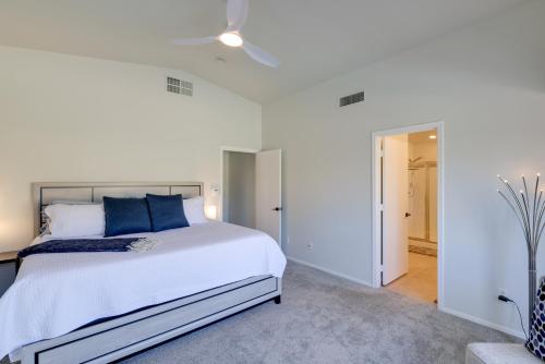 1 dormitorio blanco con 1 cama y ventilador de techo en Serene Glendale Home with Pool and Golf Course View!, en Peoria