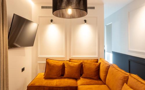 um sofá com almofadas numa sala de estar em Nostos - Luxury Apartment in Agrinio em Agrinio