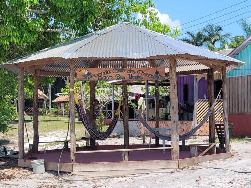 einen Pavillon mit einer Hängematte und Schaukeln in der Unterkunft CANTO DOS PASSAROS in Manaus