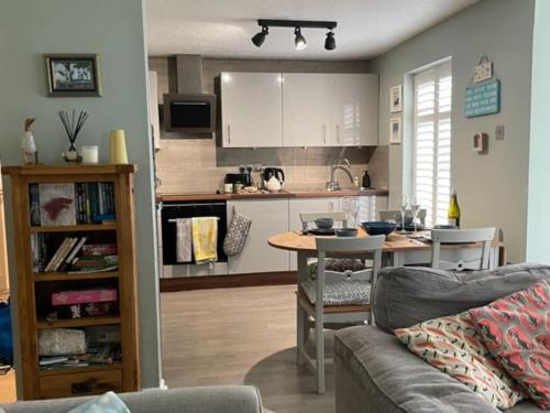 A kitchen or kitchenette at Frankie's Holiday Lodge