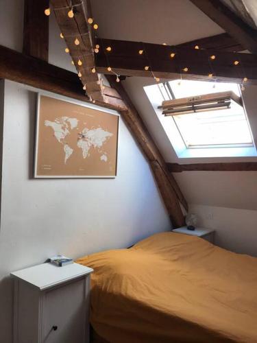 Cette chambre comprend un lit et une carte murale. dans l'établissement Charming apartment in city center, à Dijon