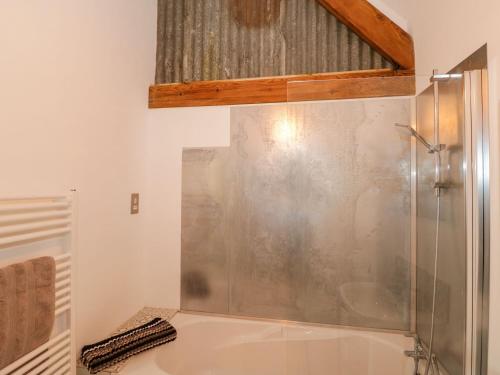 y baño con ducha y puerta de cristal. en Plough Share, en Gloucester