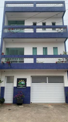 un bâtiment avec des portes et des fenêtres bleues et blanches dans l'établissement Pousada Diamante da Serra, à Areia