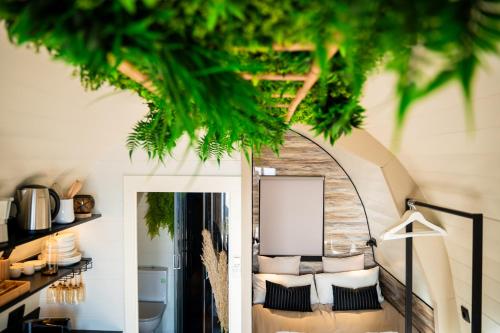 um quarto com uma mesa com almofadas e um espelho em Glamping Maracujá - Oasis Paradise em Ribeira Brava
