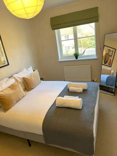 En eller flere senge i et værelse på Newly refurbished 2 bed- Didcot