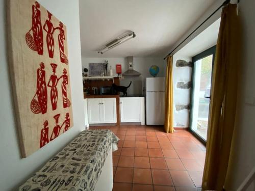 um quarto com uma cozinha com um sofá em Caboz Inn em Horta