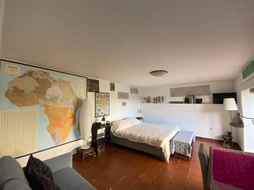 1 dormitorio con 1 cama y un mapa en la pared en Caboz Inn en Horta