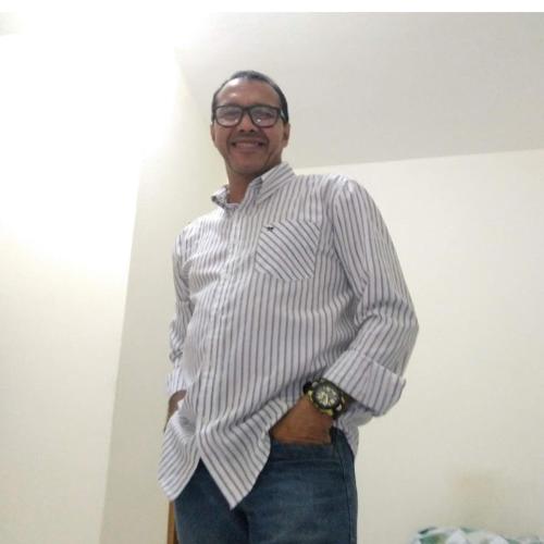 a man wearing glasses and a striped shirt at Casa aconchegante in Caraguatatuba